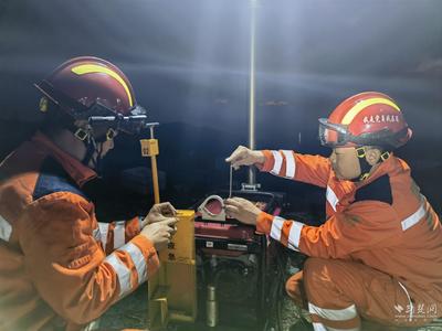 国网湖北送变电公司员工李皓、李季在湖北咸宁500千伏蒲咸一二回抢修现场开展夜间照明。.jpg.jpg